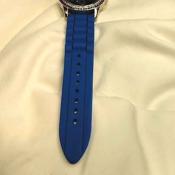 Ding Feng Blue Crystal Watch - Picture 3 of 5